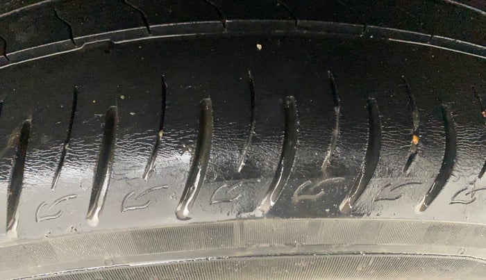 2021 Mahindra XUV300 W8 (O) 1.2 PETROL, Petrol, Manual, 82,584 km, Left Rear Tyre Tread