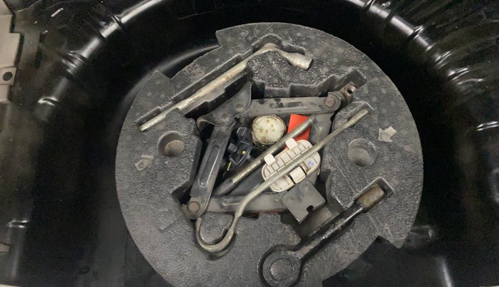 2021 Mahindra XUV300 W8 (O) 1.2 PETROL, Petrol, Manual, 82,584 km, Spare Tyre