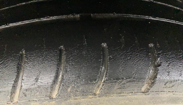 2021 Mahindra XUV300 W8 (O) 1.2 PETROL, Petrol, Manual, 82,584 km, Right Rear Tyre Tread