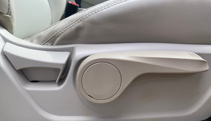 2021 Mahindra XUV300 W8 (O) 1.2 PETROL, Petrol, Manual, 82,584 km, Driver Side Adjustment Panel