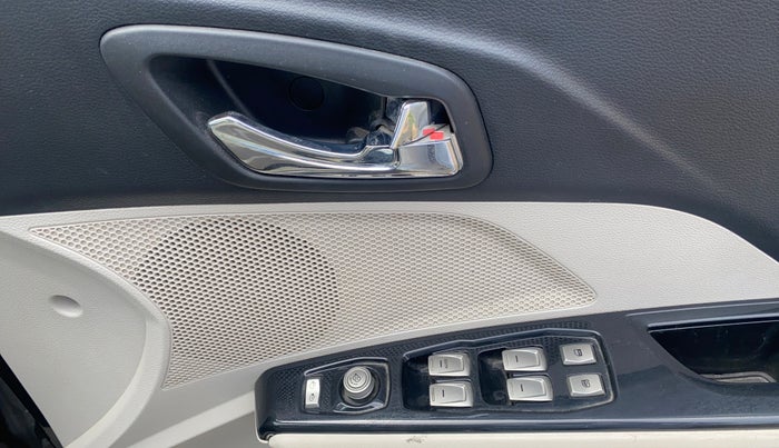 2021 Mahindra XUV300 W8 (O) 1.2 PETROL, Petrol, Manual, 82,584 km, Driver Side Door Panels Control