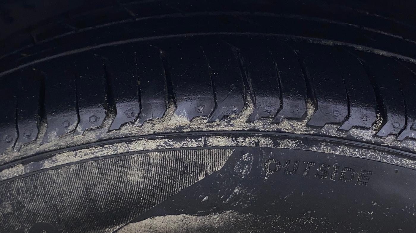 2016 Volkswagen Polo HIGHLINE1.5L, Diesel, Manual, 1,23,726 km, Left Front Tyre Tread