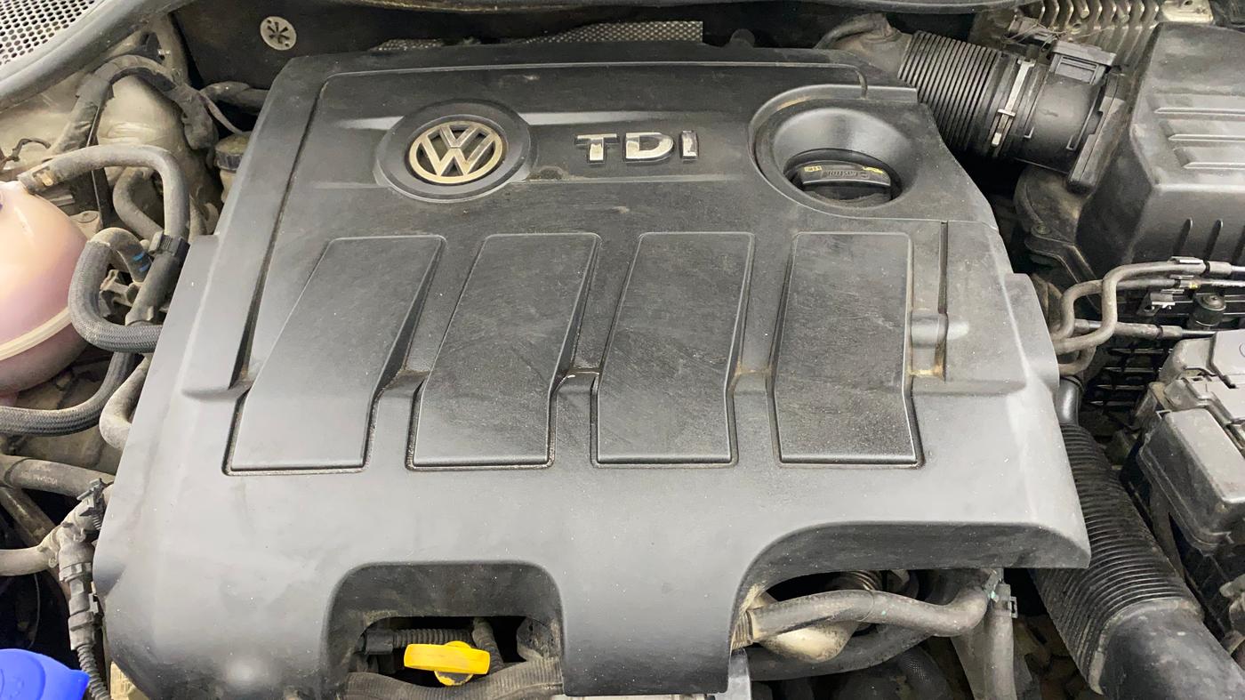 2016 Volkswagen Polo HIGHLINE1.5L, Diesel, Manual, 1,23,726 km, Engine View