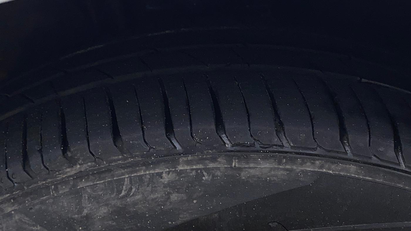 2016 Volkswagen Polo HIGHLINE1.5L, Diesel, Manual, 1,23,726 km, Right Front Tyre Tread