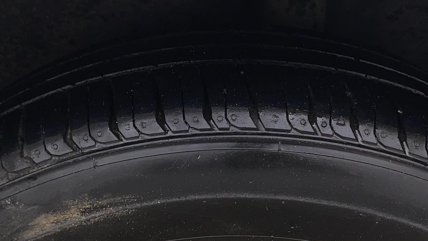 2016 Volkswagen Polo HIGHLINE1.5L, Diesel, Manual, 1,23,726 km, Left Rear Tyre Tread