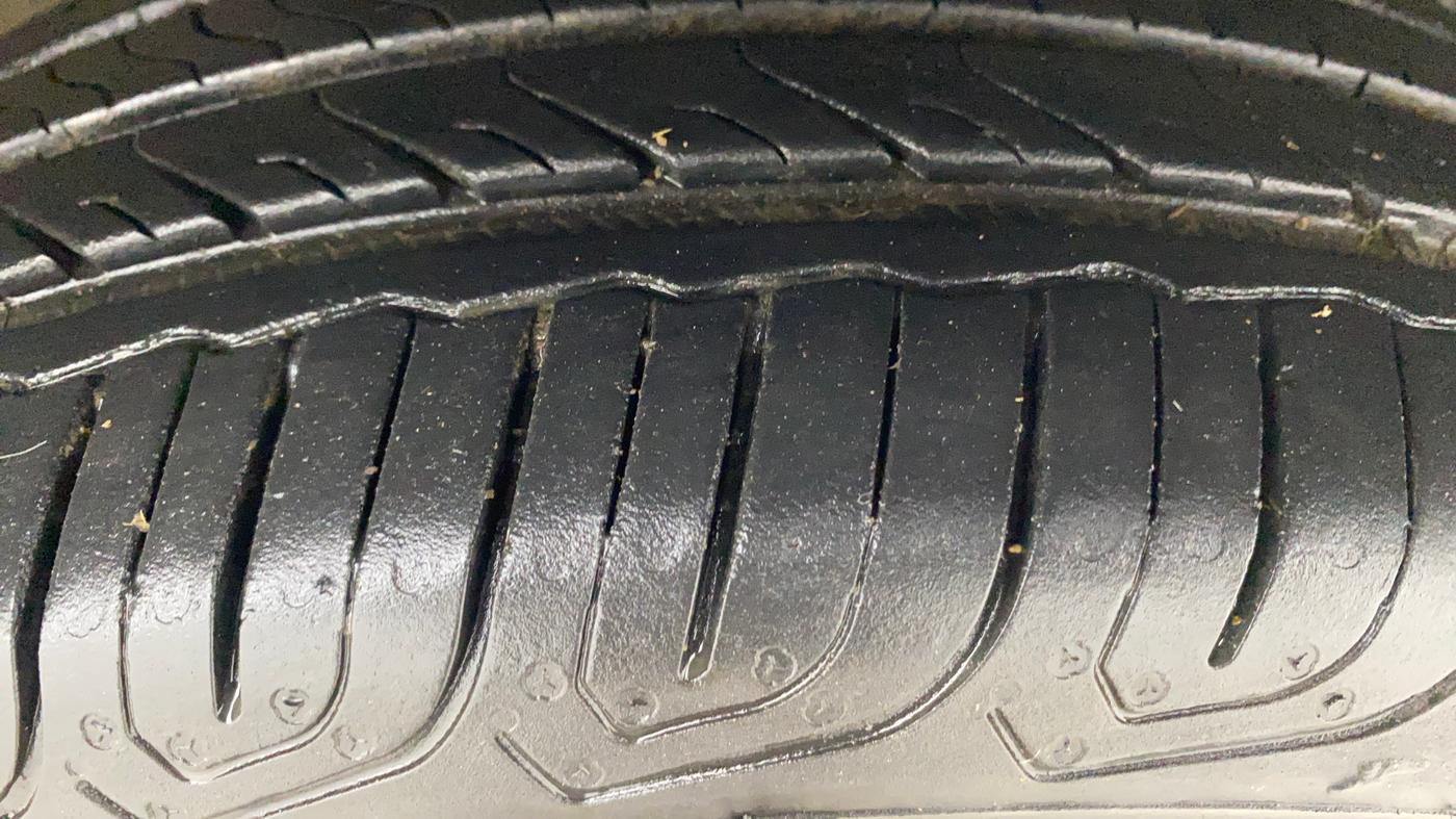 2017 Maruti IGNIS DELTA 1.2, Petrol, Manual, 50,118 km, Right Front Tyre Tread