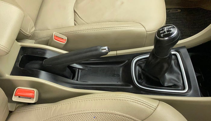 2016 Maruti Ciaz ZXI+, Petrol, Manual, 31,761 km, Gear Lever