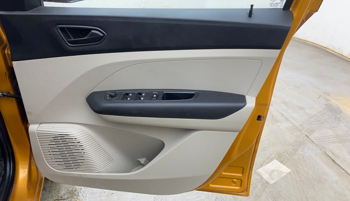 2021 Renault TRIBER RXT AMT, Petrol, Automatic, 48,169 km, Driver Side Door Panels Control