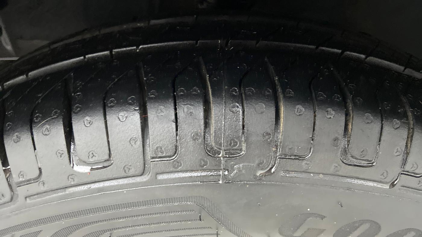2011 Hyundai i10 SPORTZ 1.2 KAPPA2, Petrol, Manual, 33,632 km, Left Front Tyre Tread