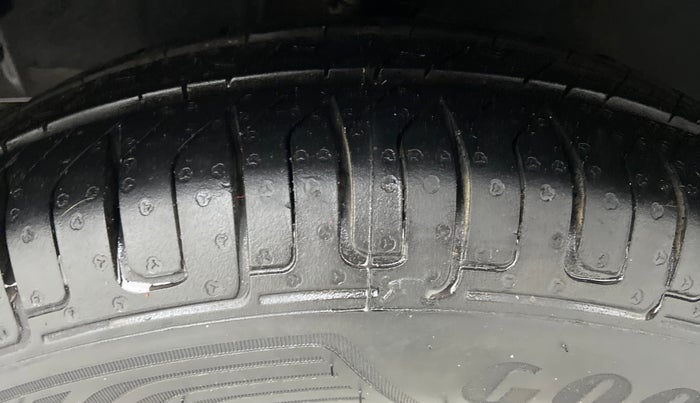 2011 Hyundai i10 SPORTZ 1.2 KAPPA2, Petrol, Manual, 33,632 km, Left Front Tyre Tread