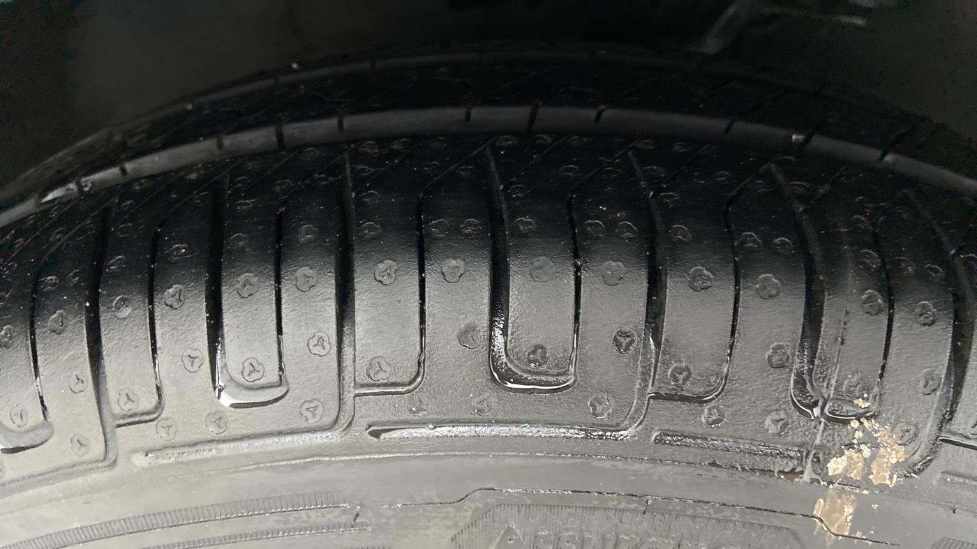 2011 Hyundai i10 SPORTZ 1.2 KAPPA2, Petrol, Manual, 33,632 km, Right Front Tyre Tread