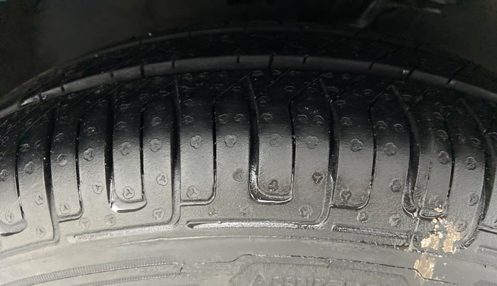 2011 Hyundai i10 SPORTZ 1.2 KAPPA2, Petrol, Manual, 33,632 km, Right Front Tyre Tread