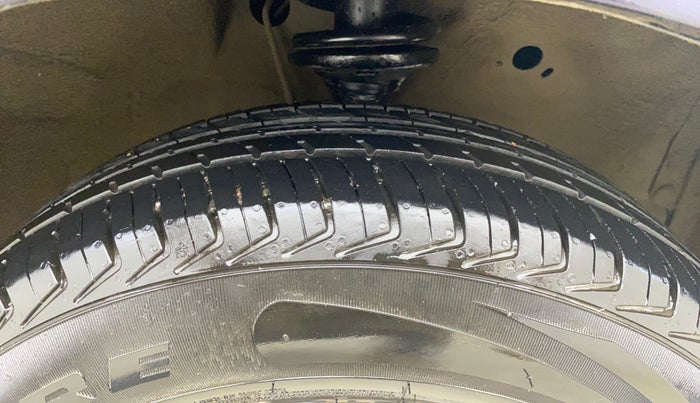 2017 Maruti Wagon R 1.0 LXI CNG, CNG, Manual, 1,01,847 km, Right Front Tyre Tread