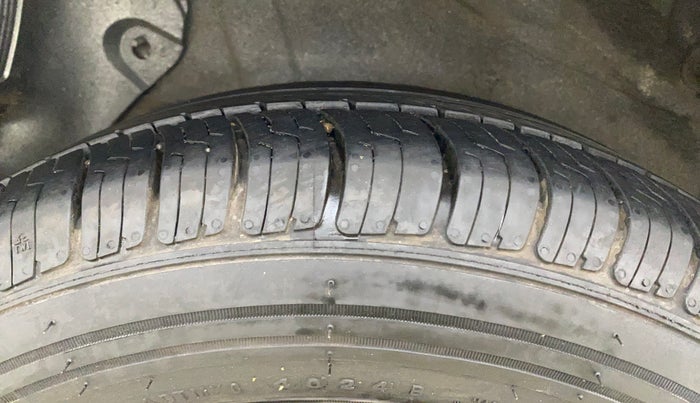 2016 Hyundai Verna 1.6 CRDI S, Diesel, Manual, 1,20,751 km, Right Rear Tyre Tread