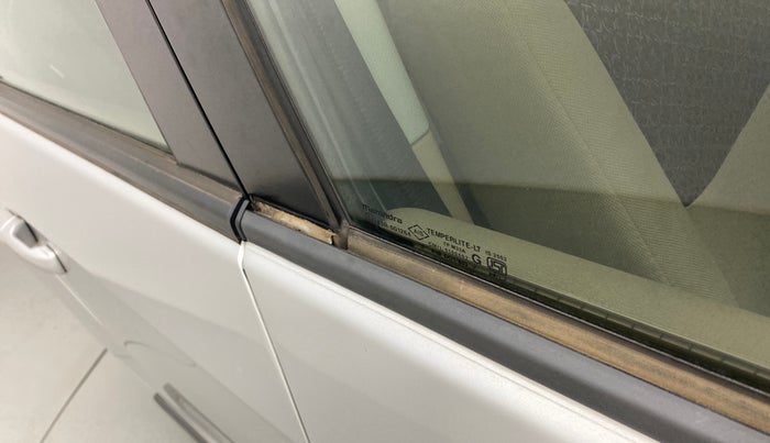 2017 Mahindra TUV300 T8, Diesel, Manual, 30,866 km, Driver-side door - Weather strip has minor damage