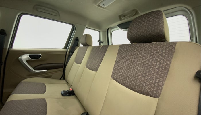 2017 Mahindra TUV300 T8, Diesel, Manual, 30,866 km, Right Side Rear Door Cabin