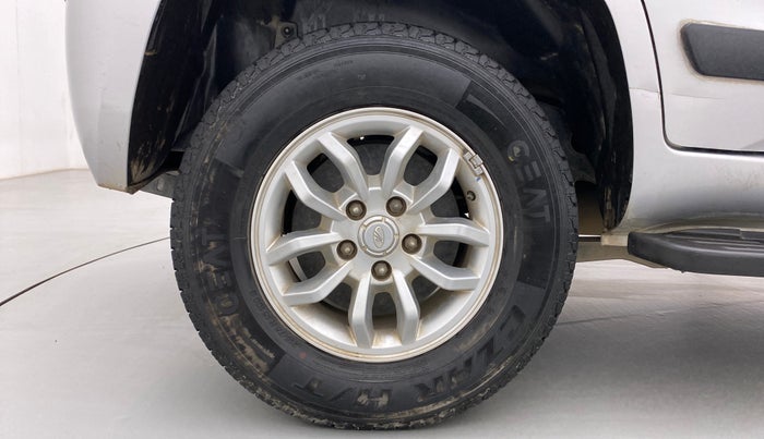 2017 Mahindra TUV300 T8, Diesel, Manual, 30,866 km, Right Rear Wheel