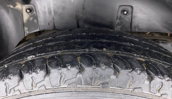 2017 Mahindra TUV300 T8, Diesel, Manual, 30,866 km, Right Rear Tyre Tread