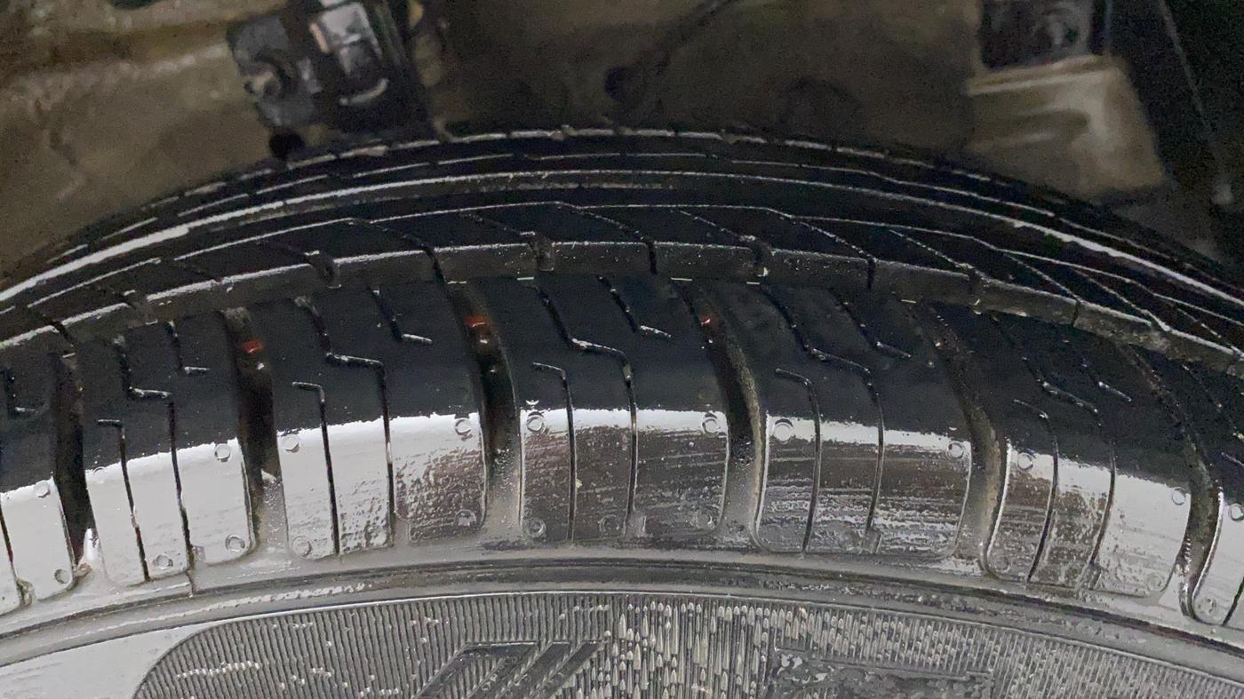 2016 Maruti Swift VXI O, Petrol, Manual, 98,250 km, Right Front Tyre Tread