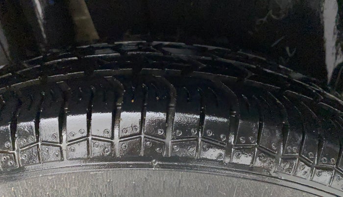 2016 Maruti Swift VXI O, Petrol, Manual, 98,250 km, Right Rear Tyre Tread