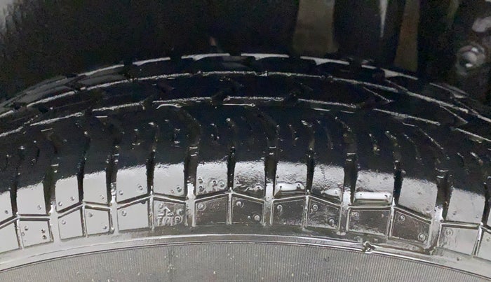 2016 Maruti Swift VXI O, Petrol, Manual, 98,250 km, Left Rear Tyre Tread