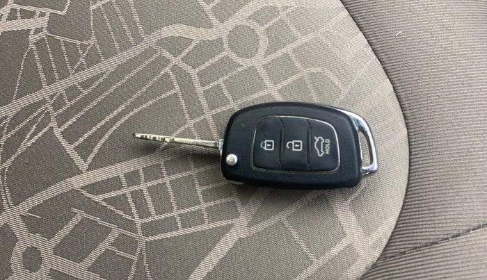 2016 Hyundai Xcent S 1.2, Petrol, Manual, 1,17,304 km, Key Close Up