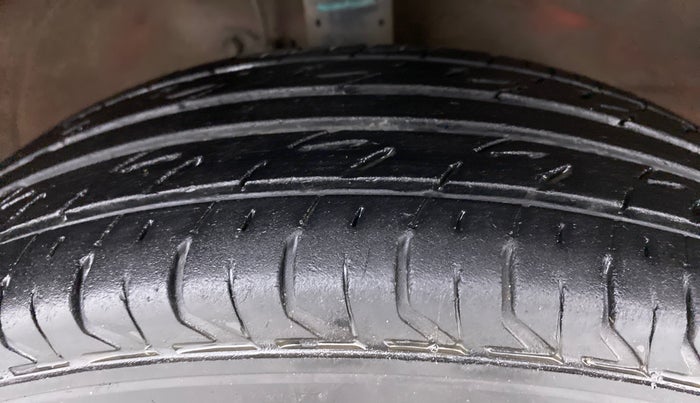2014 Maruti Wagon R 1.0 LXI, Petrol, Manual, 50,684 km, Right Front Tyre Tread