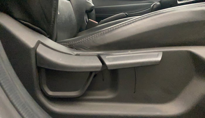 2022 Hyundai NEW I20 SPORTZ 1.2 MT, Petrol, Manual, 24,903 km, Driver Side Adjustment Panel