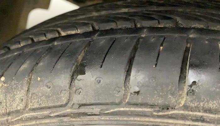 2017 Maruti Baleno DELTA PETROL 1.2, Petrol, Manual, 76,325 km, Left Front Tyre Tread
