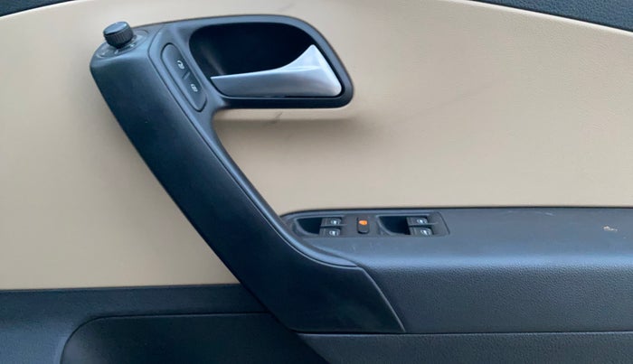 2016 Volkswagen Polo HIGHLINE1.2L, Petrol, Manual, 41,153 km, Driver Side Door Panels Control