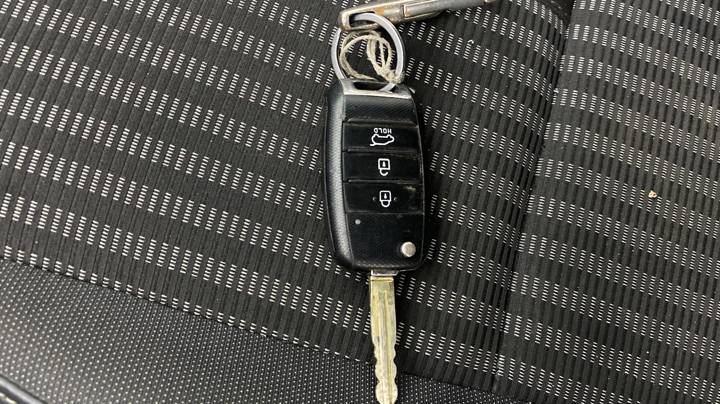 2022 KIA CARENS PRESTIGE 1.4 PETROL 7 STR, Petrol, Manual, 96,499 km, Key Close Up