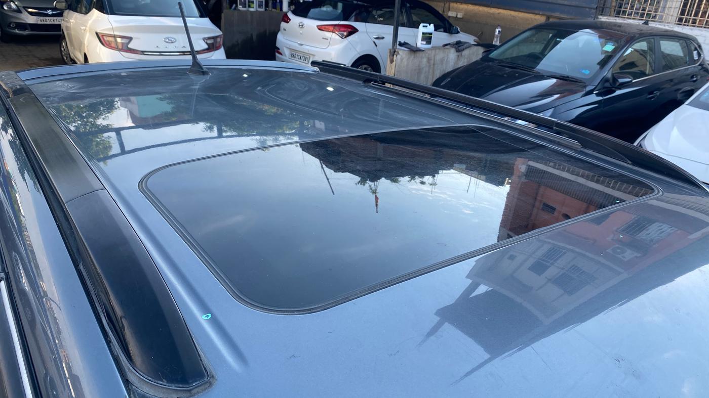 2021 Mahindra XUV300 W8 (O) 1.2 PETROL, Petrol, Manual, 47,115 km, Moonroof/ Sunroof