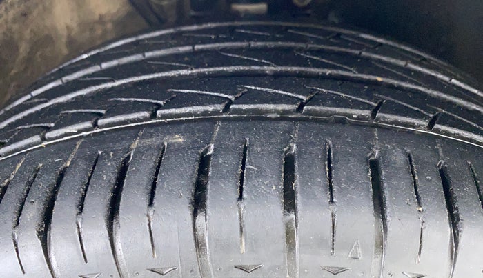 2014 Volkswagen Vento HIGHLINE 1.2 TSI AT, Petrol, Automatic, 76,696 km, Right Front Tyre Tread