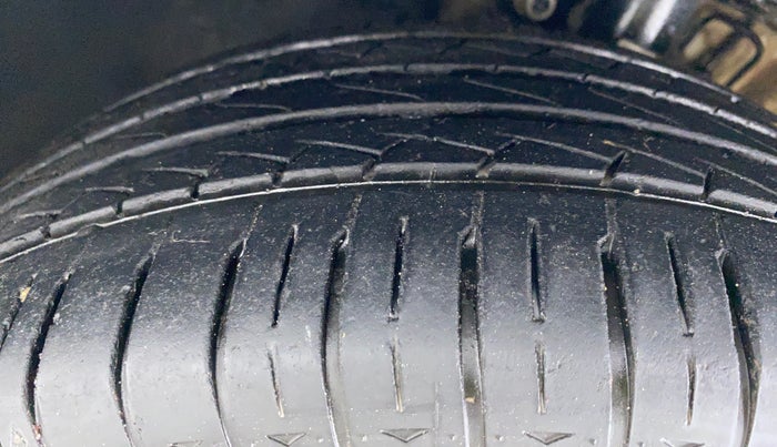 2014 Volkswagen Vento HIGHLINE 1.2 TSI AT, Petrol, Automatic, 76,696 km, Left Front Tyre Tread