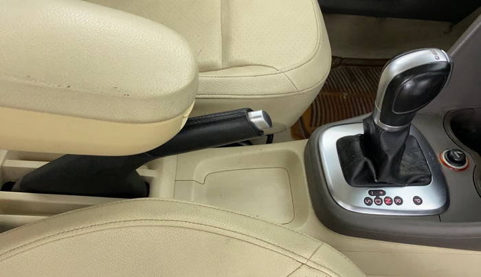 2014 Volkswagen Vento HIGHLINE 1.2 TSI AT, Petrol, Automatic, 76,696 km, Gear Lever