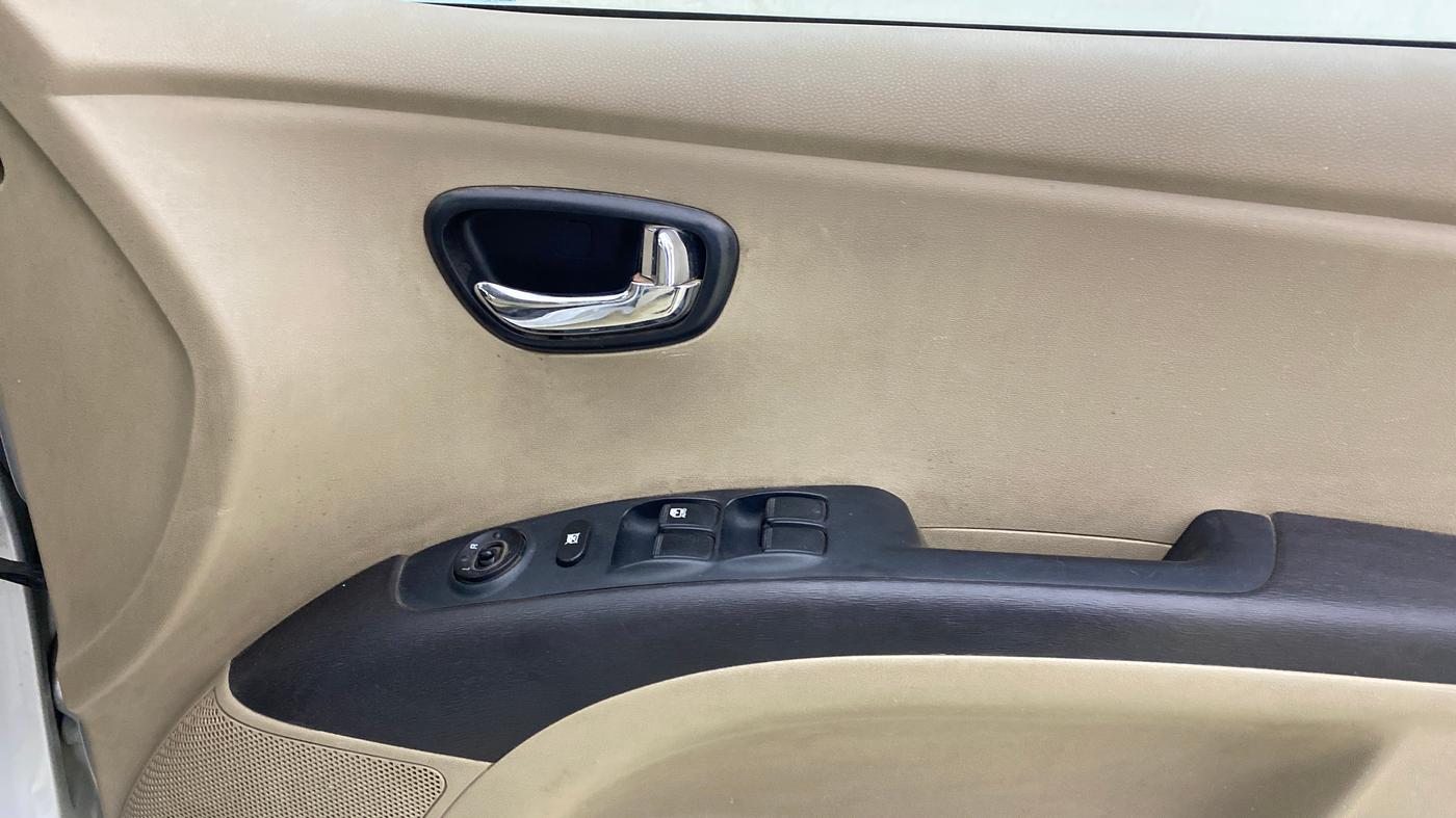 2013 Hyundai i10 MAGNA 1.1, Petrol, Manual, 1,19,480 km, Driver Side Door Panels Control