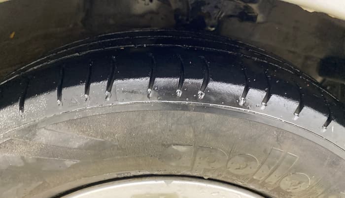 2013 Hyundai i10 MAGNA 1.1, Petrol, Manual, 1,19,480 km, Right Front Tyre Tread