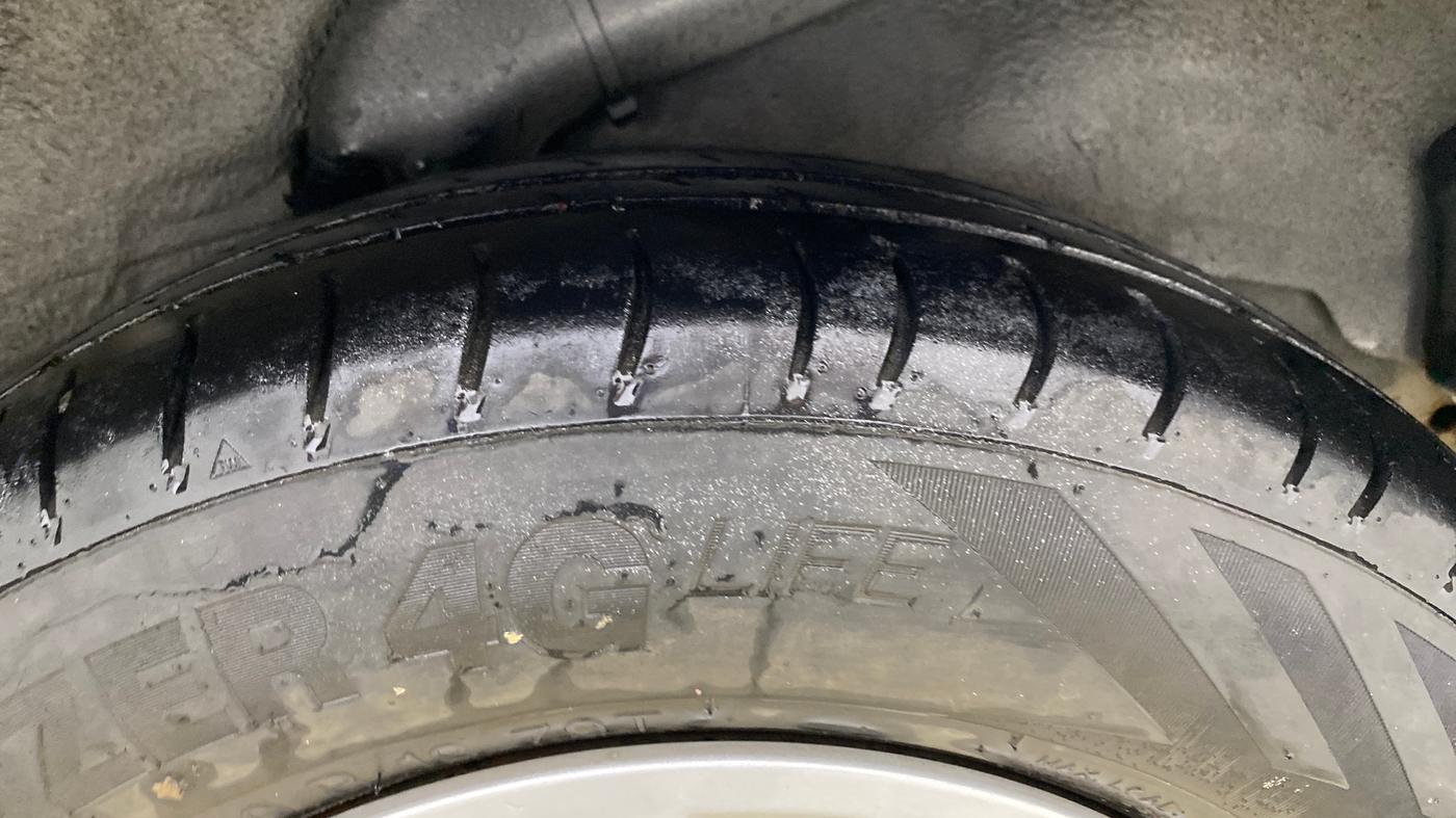 2013 Hyundai i10 MAGNA 1.1, Petrol, Manual, 1,19,480 km, Left Rear Tyre Tread