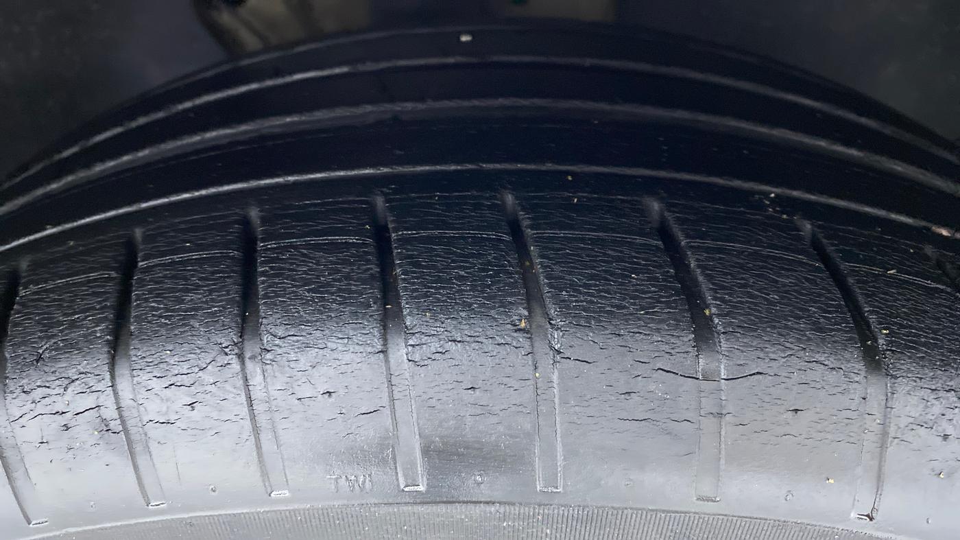 2016 Skoda Superb 1.8 TSI STYLE AT, Petrol, Automatic, 16,479 km, Right Front Tyre Tread