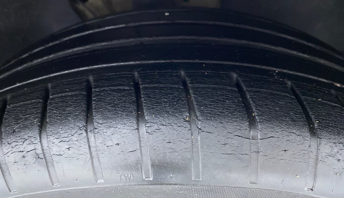 2016 Skoda Superb 1.8 TSI STYLE AT, Petrol, Automatic, 16,479 km, Right Front Tyre Tread