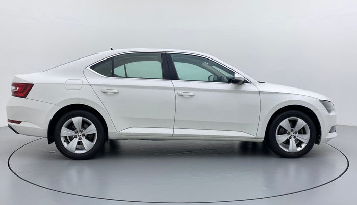 2016 Skoda Superb 1.8 TSI STYLE AT, Petrol, Automatic, 16,479 km, Right Side