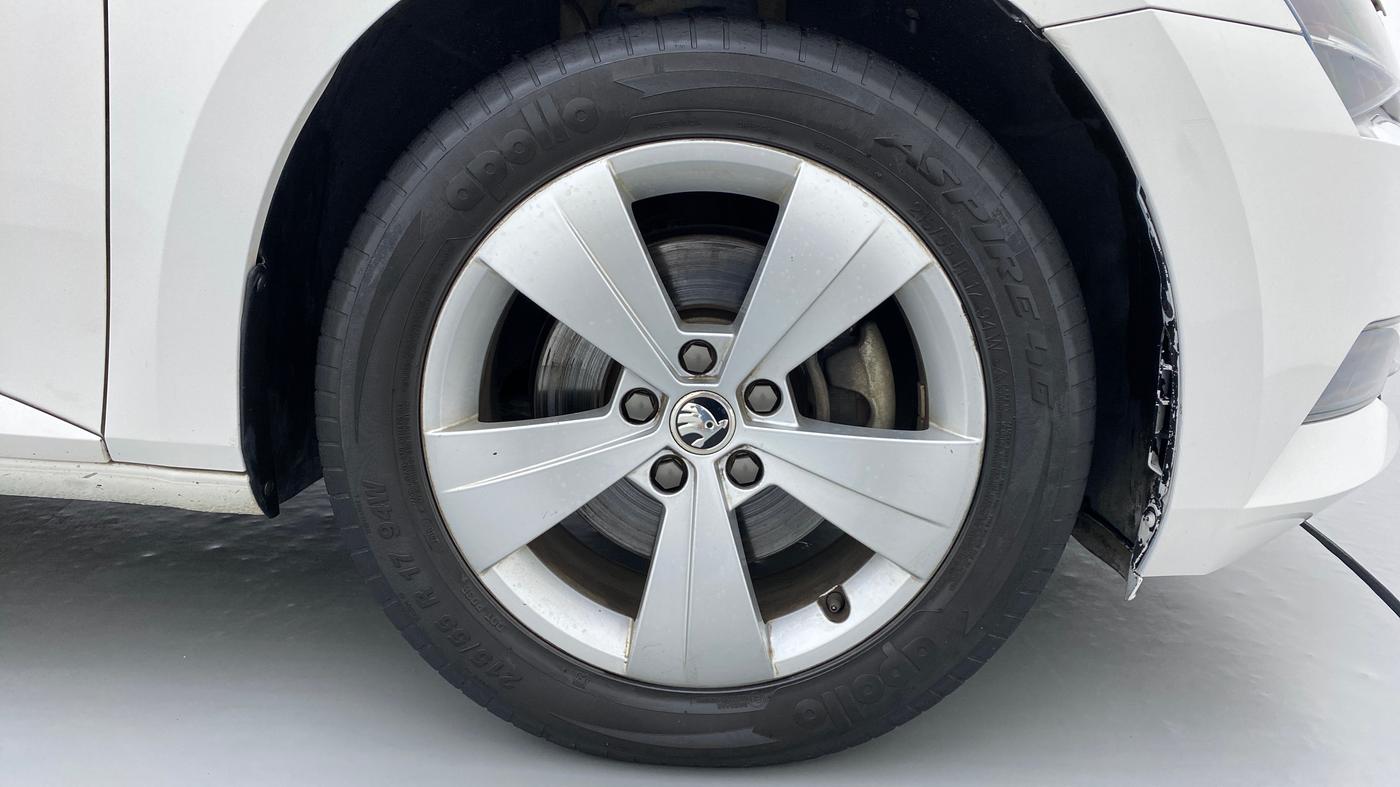 2016 Skoda Superb 1.8 TSI STYLE AT, Petrol, Automatic, 16,479 km, Right Front Wheel