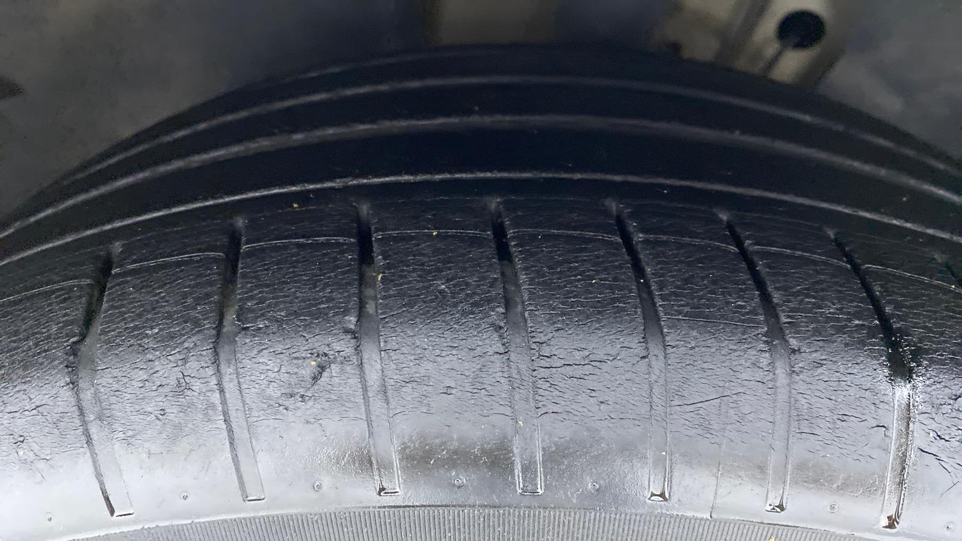 2016 Skoda Superb 1.8 TSI STYLE AT, Petrol, Automatic, 16,479 km, Left Front Tyre Tread