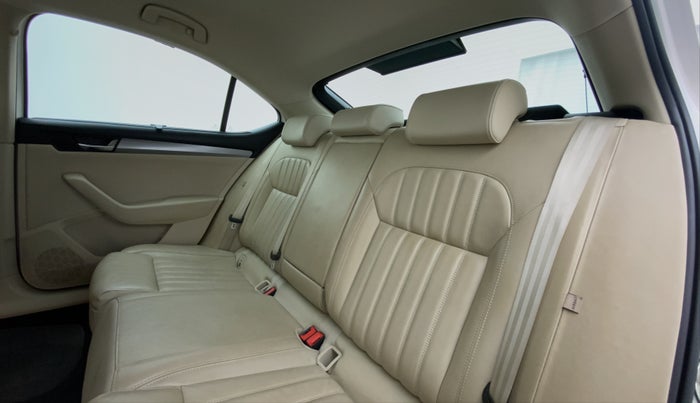 2016 Skoda Superb 1.8 TSI STYLE AT, Petrol, Automatic, 16,479 km, Right Side Rear Door Cabin