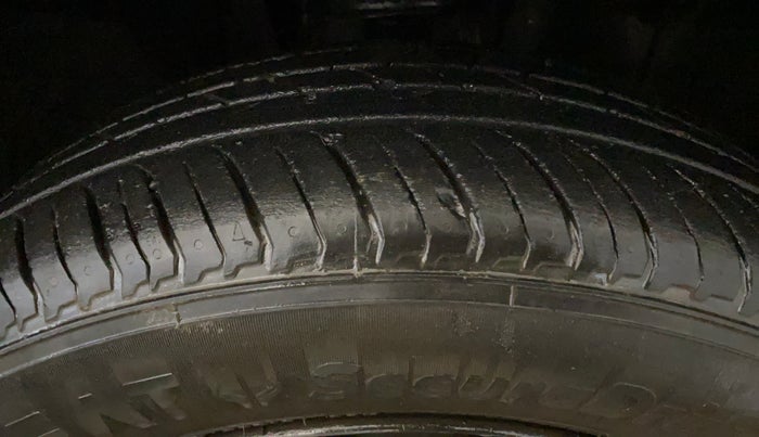 2022 Renault Kiger RXT AMT, Petrol, Automatic, 37,820 km, Right Front Tyre Tread