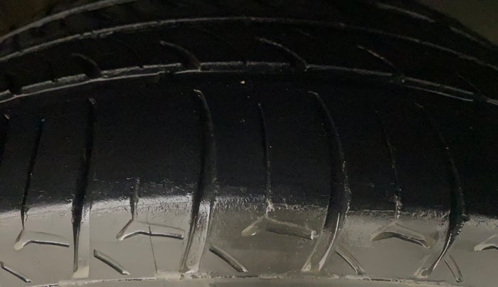 2016 Mahindra Kuv100 K8 6 STR, Petrol, Manual, 94,762 km, Right Front Tyre Tread