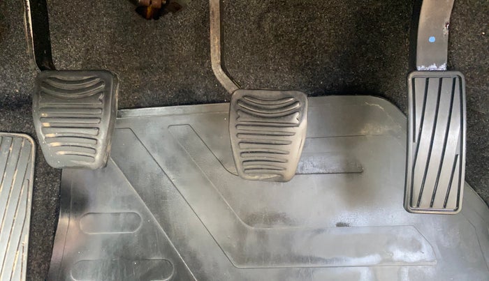 2016 Mahindra Kuv100 K8 6 STR, Petrol, Manual, 94,762 km, Pedals