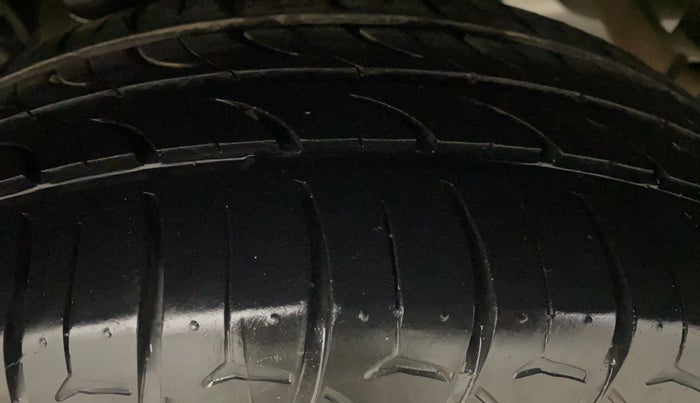 2016 Mahindra Kuv100 K8 6 STR, Petrol, Manual, 94,762 km, Right Rear Tyre Tread