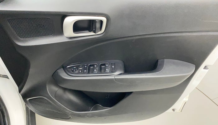 2022 Hyundai VENUE S+ 1.2, Petrol, Manual, 13,737 km, Driver Side Door Panels Control