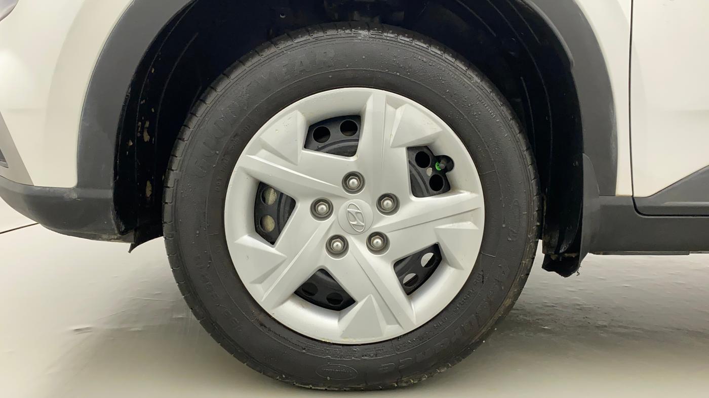 2022 Hyundai VENUE S+ 1.2, Petrol, Manual, 13,737 km, Left Front Wheel